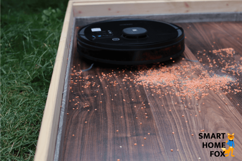 Ecovacs Deebot OZMO 950 saugt Linsen auf dem Laminat